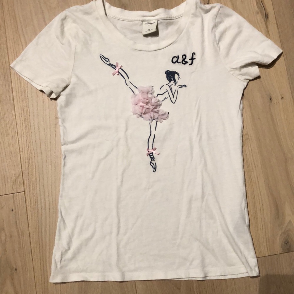 Super cute, soft and comfortable a&f shirt!